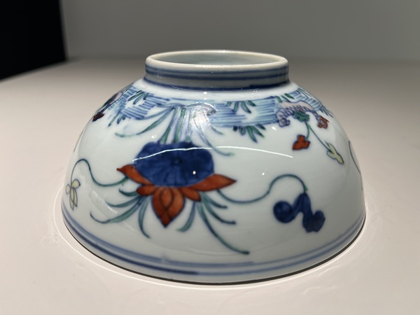 古玩陶瓷雍正官,青花斗彩鴛鴦荷花紋碗拍賣,當前價格36999元