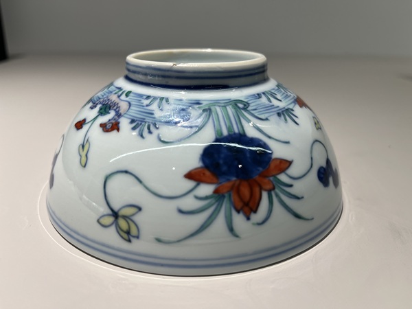 古玩陶瓷雍正官,青花斗彩鴛鴦荷花紋碗拍賣,當前價格36999元
