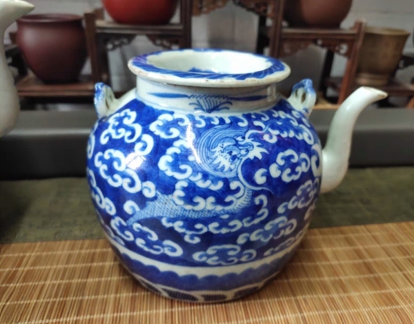 古玩陶瓷龍紋青花提梁壺拍賣,當前價格12000元