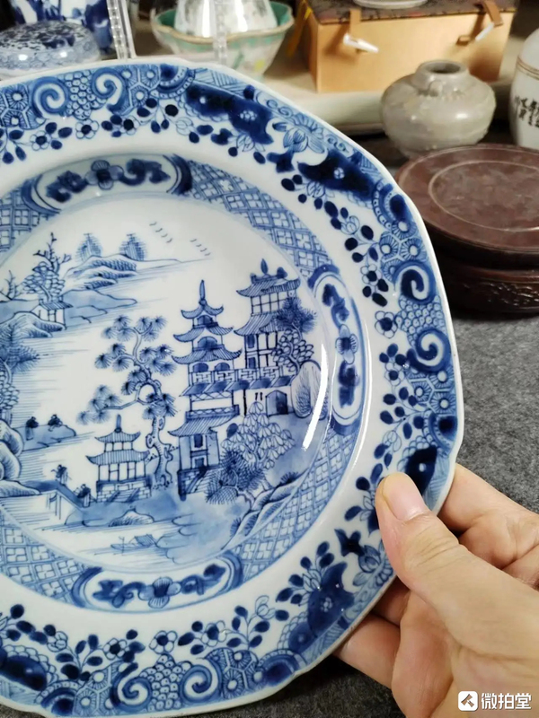 古玩陶瓷清乾隆·青花山水人物樓閣紋八方盤拍賣,當(dāng)前價格1999元