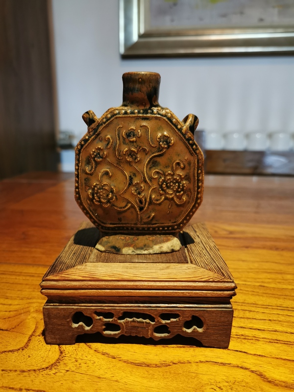 古玩陶瓷清代黑褐釉窯變印花雙系八方小扁瓶拍賣,當前價格1880元