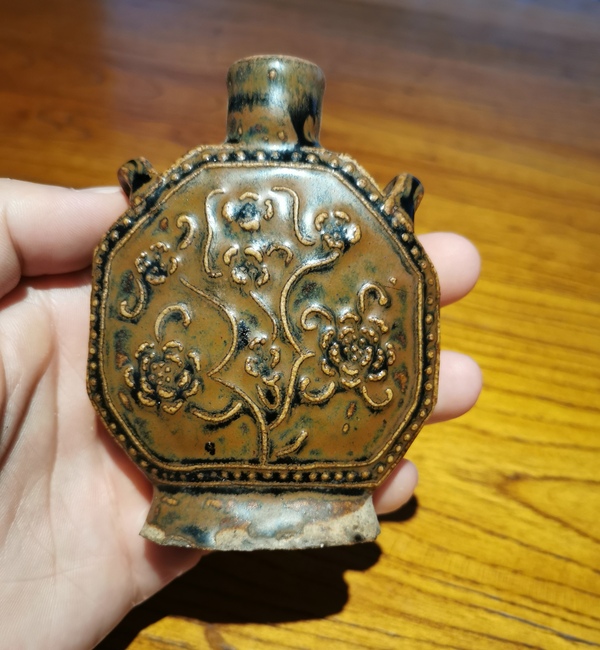 古玩陶瓷清代黑褐釉窯變印花雙系八方小扁瓶拍賣,當前價格1880元