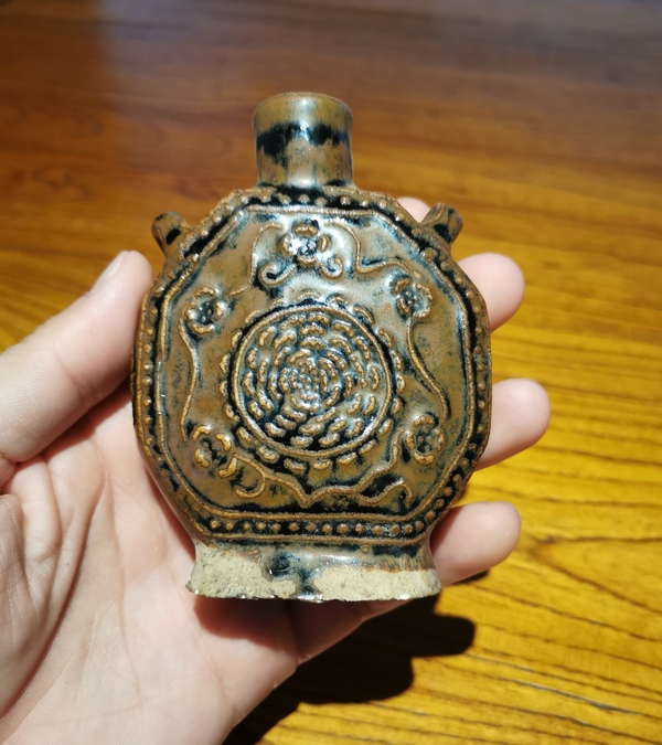 古玩陶瓷清代黑褐釉窯變印花雙系八方小扁瓶拍賣,當前價格1880元