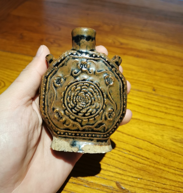古玩陶瓷清代黑褐釉窯變印花雙系八方小扁瓶拍賣,當前價格1880元