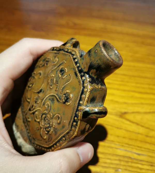 古玩陶瓷清代黑褐釉窯變印花雙系八方小扁瓶拍賣,當前價格1880元