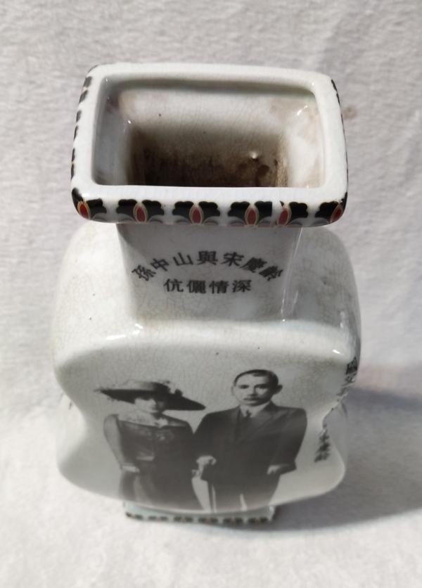 古玩陶瓷琵琶人物瓶拍賣,當(dāng)前價(jià)格398元