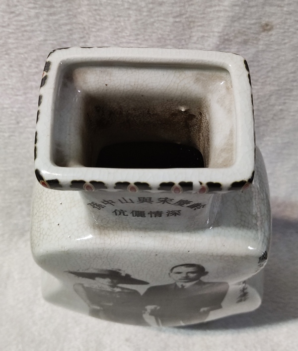 古玩陶瓷琵琶人物瓶拍賣,當(dāng)前價(jià)格398元