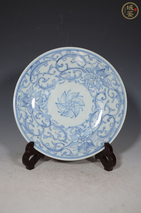 古玩陶瓷乾隆·青花纏枝花卉紋盤真品鑒賞圖