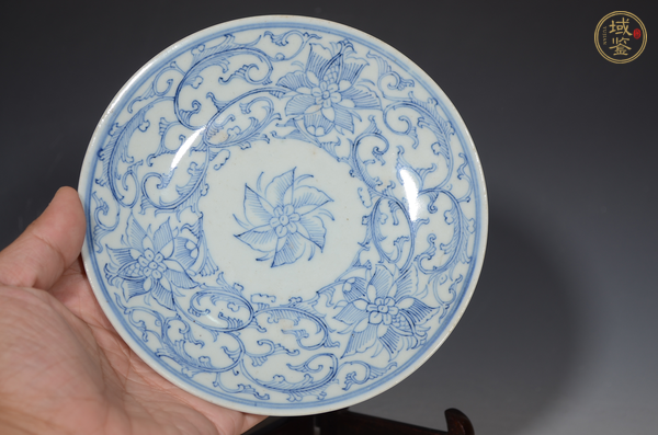 古玩陶瓷乾隆·青花纏枝花卉紋盤真品鑒賞圖