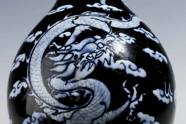 古玩陶瓷清中晚·烏金釉堆白云龍紋膽瓶拍賣,當(dāng)前價格11600元