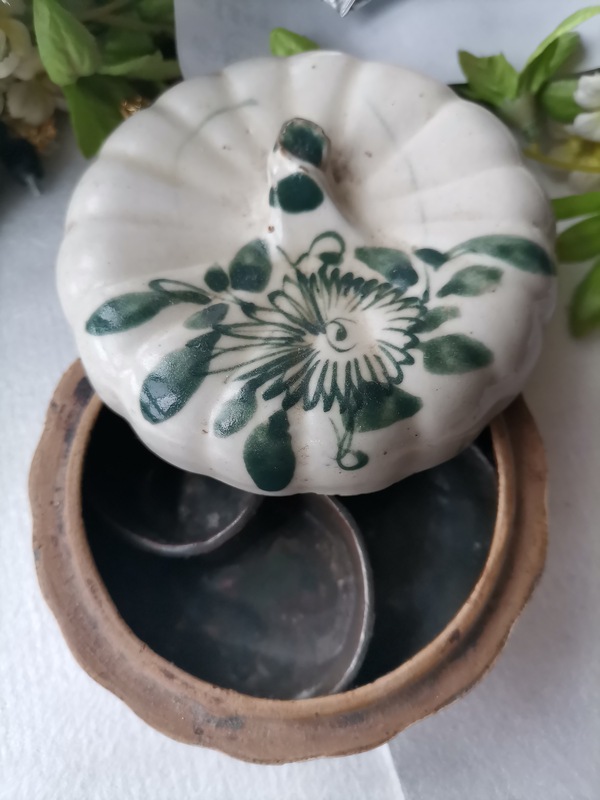 古玩陶瓷南瓜花卉紋蓋盒拍賣,當前價格266元