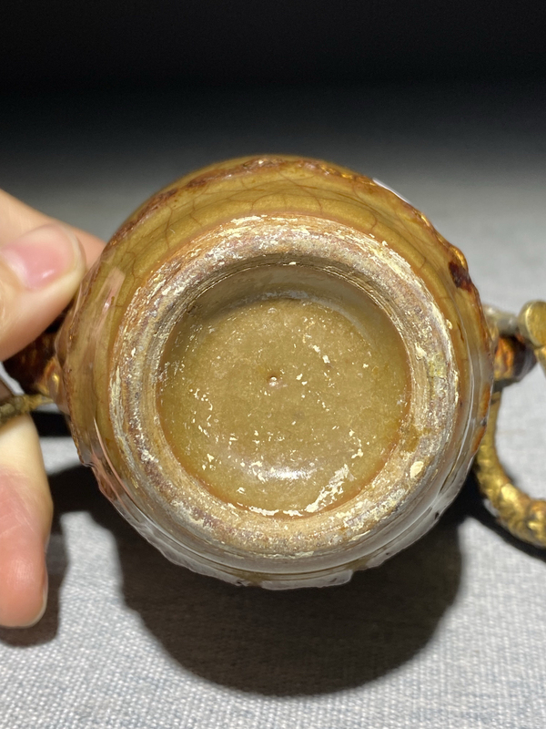 古玩陶瓷黃哥釉回紋雙獸耳瓶拍賣,當前價格25888元
