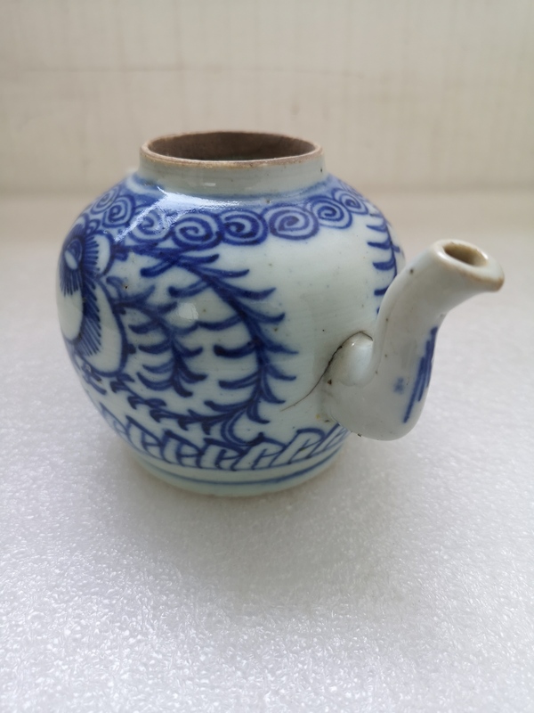 古玩陶瓷花卉紋青花執(zhí)壺拍賣,當前價格888元