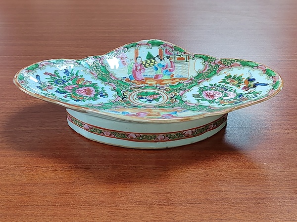 古玩陶瓷人物花鳥蝶紋廣彩海棠型貢盤拍賣,當前價格1588元
