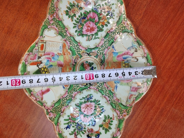 古玩陶瓷人物花鳥蝶紋廣彩海棠型貢盤拍賣,當前價格1588元