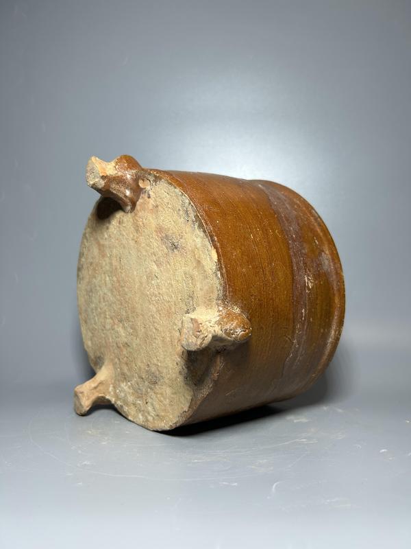 古玩陶瓷館藏級珍品漢代黃釉弦紋三足奩拍賣,當前價格5980元