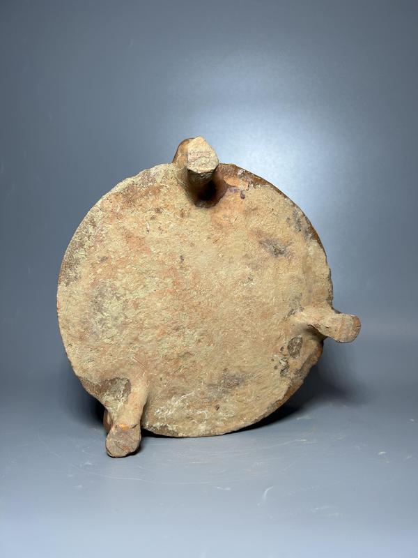 古玩陶瓷館藏級珍品漢代黃釉弦紋三足奩拍賣,當前價格5980元