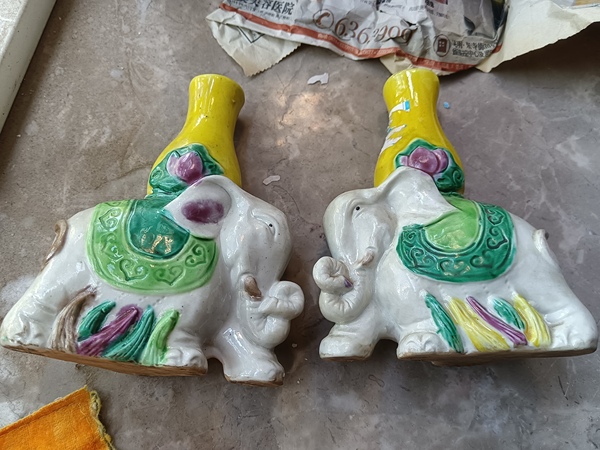 古玩陶瓷素三彩大象瓷塑花插拍賣,當前價格500元
