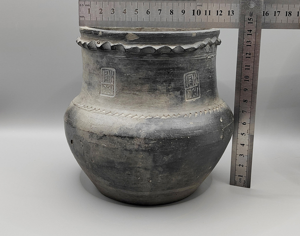 古玩陶瓷宋元?黑陶印章款捏塑水波紋罐拍賣,當前價格2500元