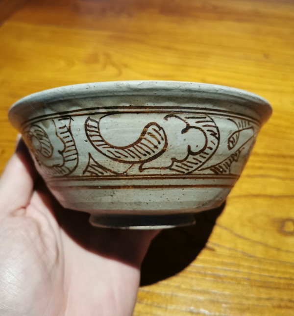 古玩陶瓷金元白地黑花卷云紋撇口碗拍賣，當(dāng)前價格136元