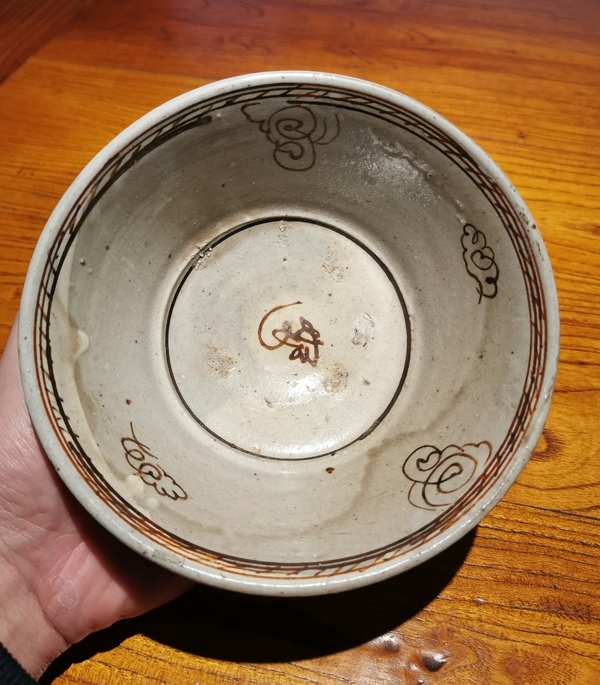 古玩陶瓷金元白地黑花卷云紋撇口碗拍賣，當(dāng)前價格136元