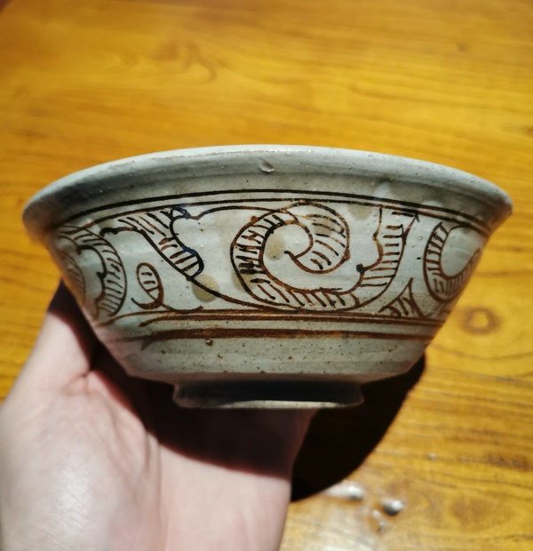 古玩陶瓷金元白地黑花卷云紋撇口碗拍賣，當(dāng)前價格136元