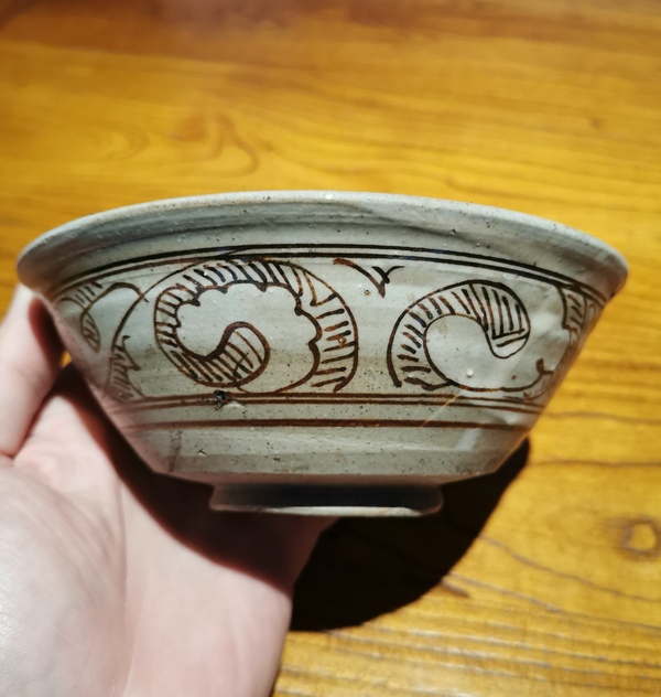 古玩陶瓷金元白地黑花卷云紋撇口碗拍賣，當(dāng)前價格136元