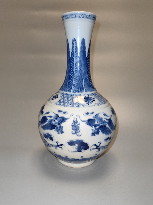 古玩陶瓷清晚期-青花趕珠龍紋賞瓶拍賣,當前價格16700元