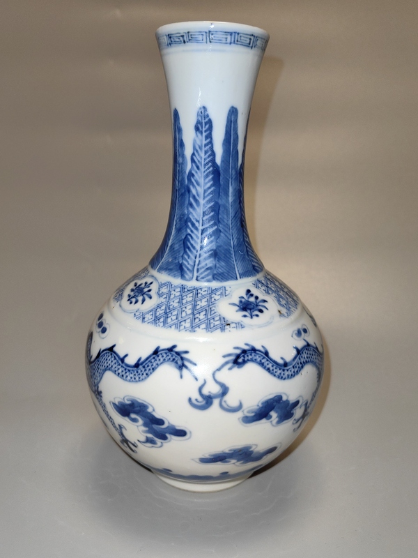 古玩陶瓷清晚期-青花趕珠龍紋賞瓶拍賣,當前價格16700元