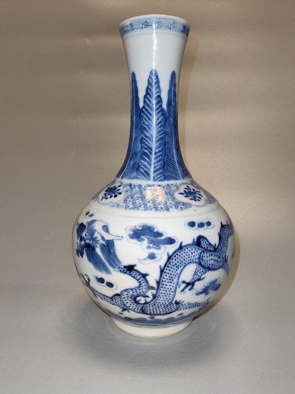 古玩陶瓷清晚期-青花趕珠龍紋賞瓶拍賣,當前價格16700元