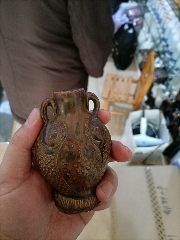 古玩陶瓷清晚期醬釉模印鯉魚抱瓶紋雙系扁壺拍賣,當前價格580元