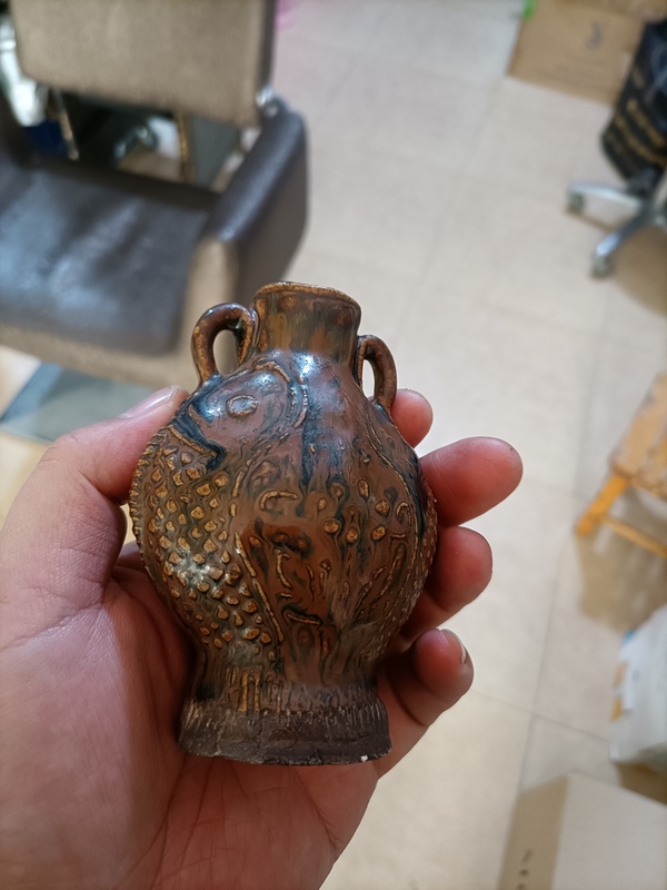 古玩陶瓷清晚期醬釉模印鯉魚抱瓶紋雙系扁壺拍賣,當前價格580元
