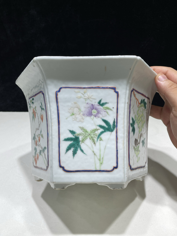 古玩陶瓷清代同治粉彩花卉紋六方花盆拍賣,當前價格22800元