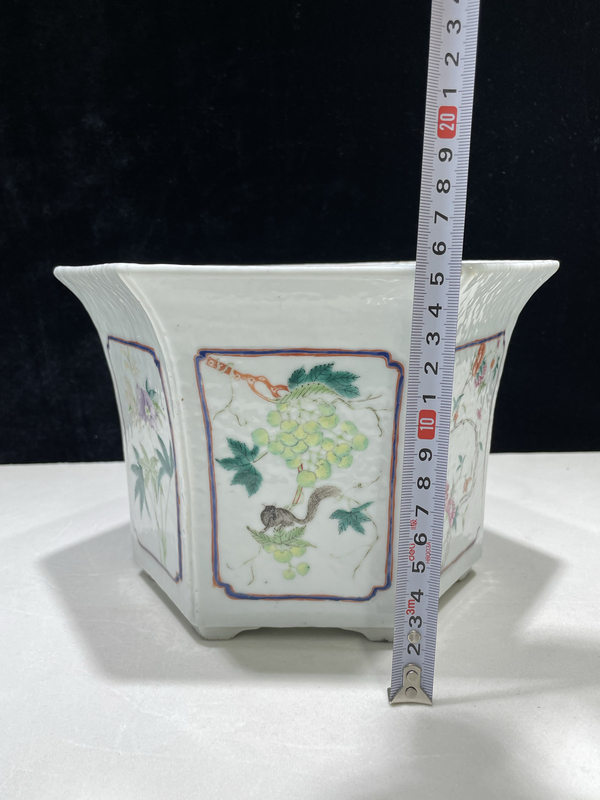 古玩陶瓷清代同治粉彩花卉紋六方花盆拍賣,當前價格22800元