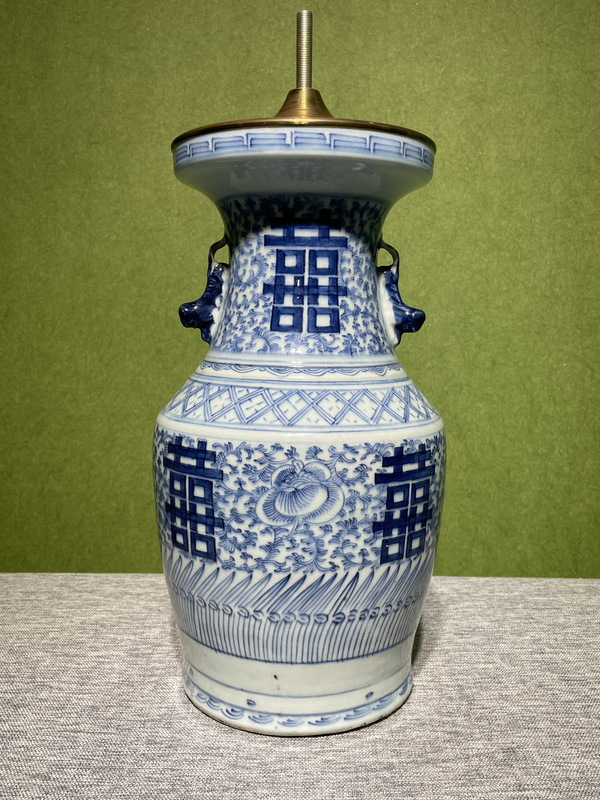 古玩陶瓷清中期青花纏枝蓮喜字瓶拍賣,當(dāng)前價(jià)格1280元