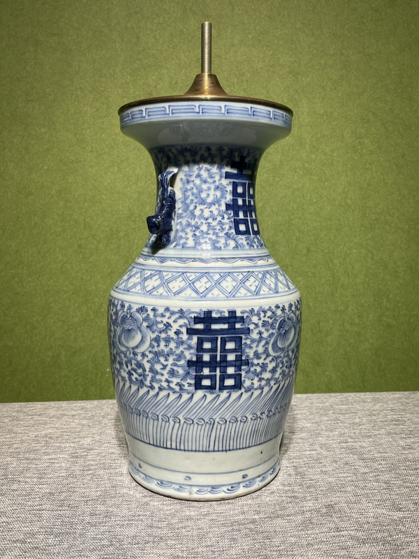 古玩陶瓷清中期青花纏枝蓮喜字瓶拍賣,當(dāng)前價(jià)格1280元