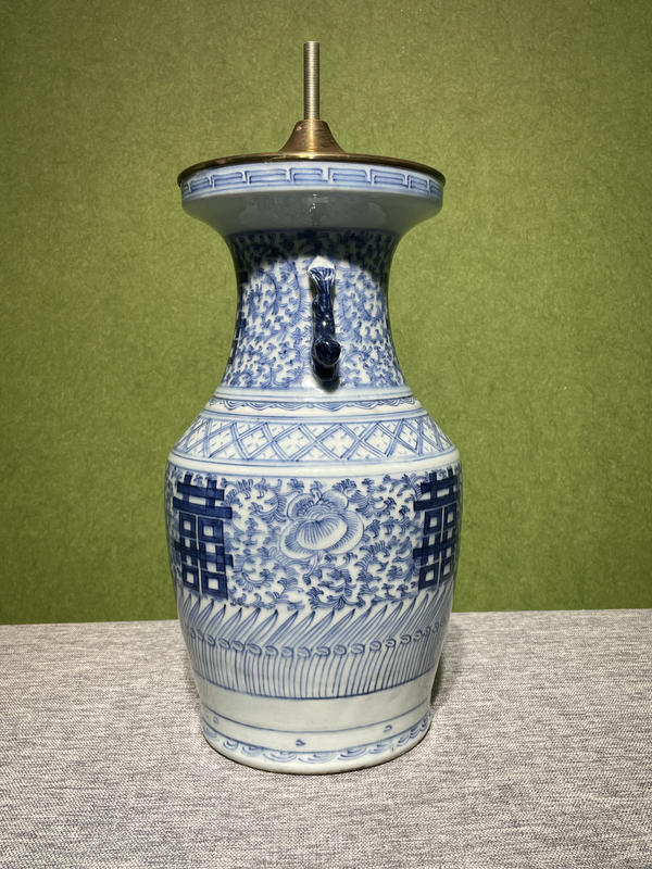 古玩陶瓷清中期青花纏枝蓮喜字瓶拍賣,當(dāng)前價(jià)格1280元