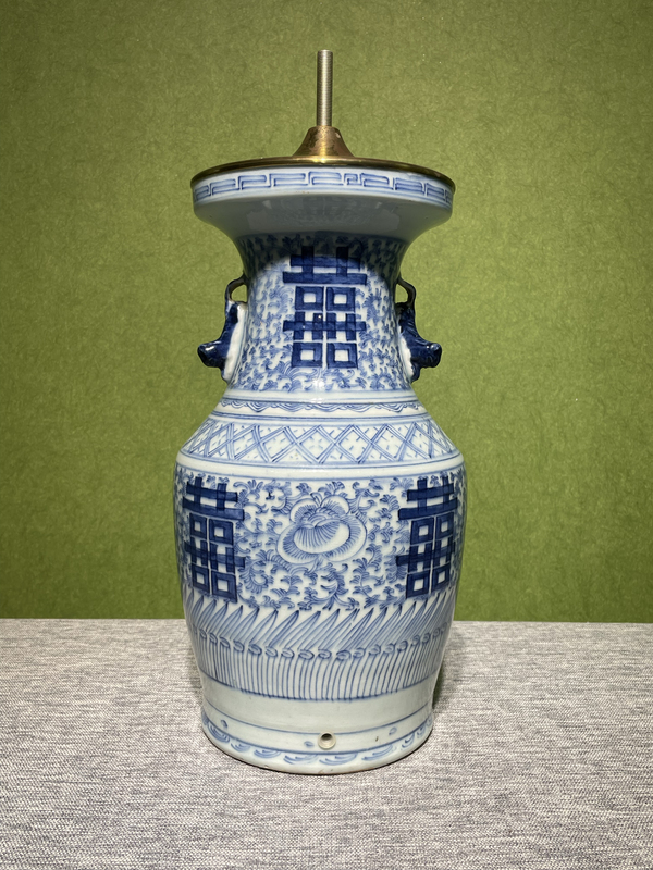古玩陶瓷清中期青花纏枝蓮喜字瓶拍賣,當(dāng)前價(jià)格1280元