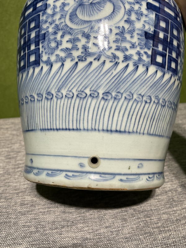 古玩陶瓷清中期青花纏枝蓮喜字瓶拍賣,當(dāng)前價(jià)格1280元