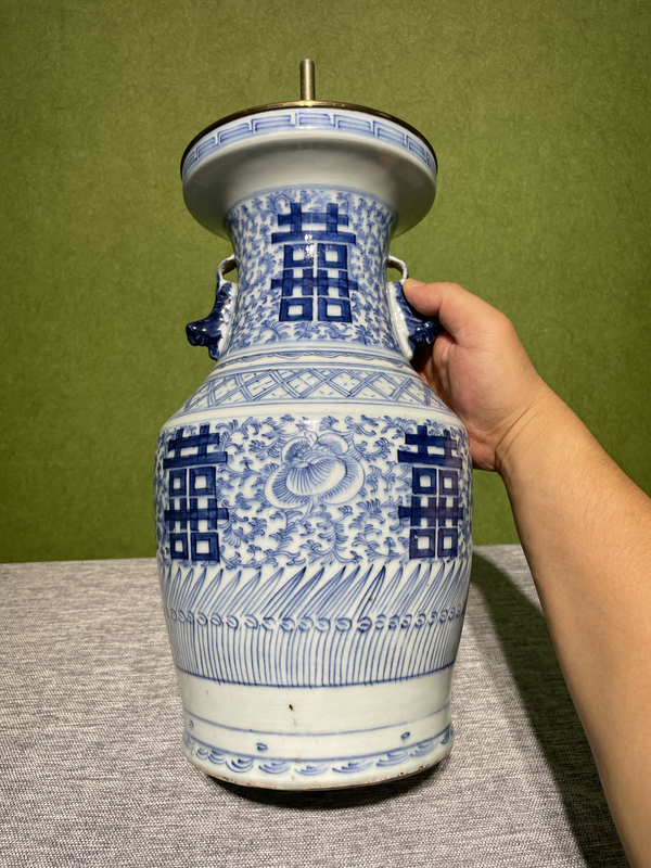 古玩陶瓷清中期青花纏枝蓮喜字瓶拍賣,當(dāng)前價(jià)格1280元