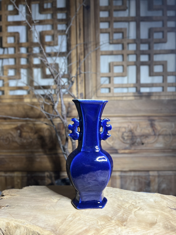 古玩陶瓷【清·乾隆】藍(lán)釉雙耳六方瓶拍賣，當(dāng)前價(jià)格4500元