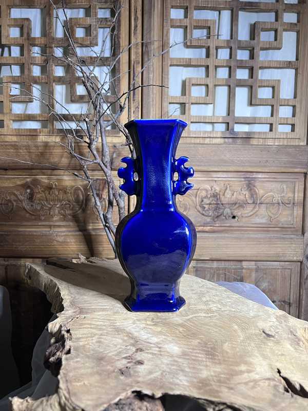 古玩陶瓷【清·乾隆】藍(lán)釉雙耳六方瓶拍賣，當(dāng)前價(jià)格4500元