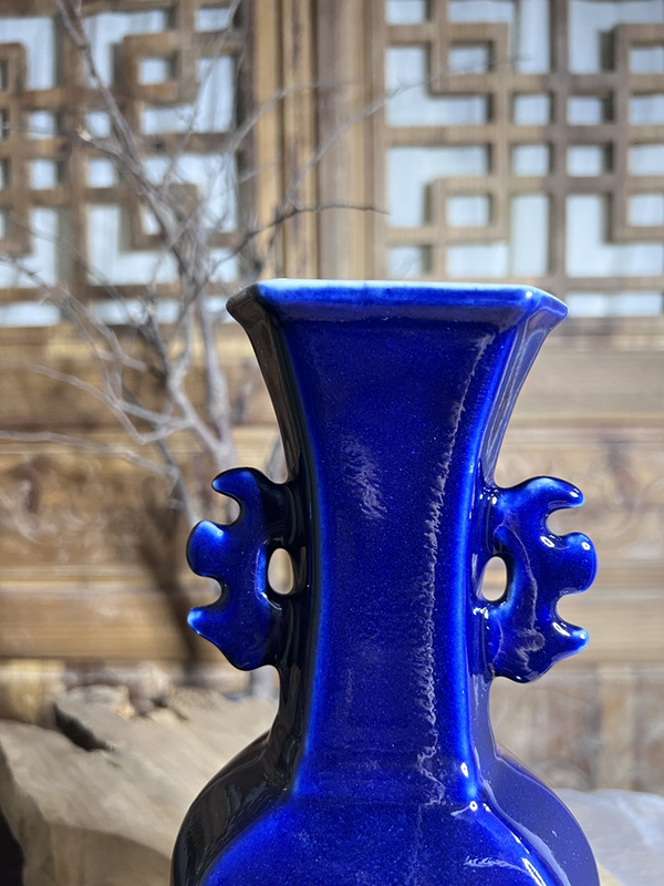 古玩陶瓷【清·乾隆】藍(lán)釉雙耳六方瓶拍賣，當(dāng)前價(jià)格4500元