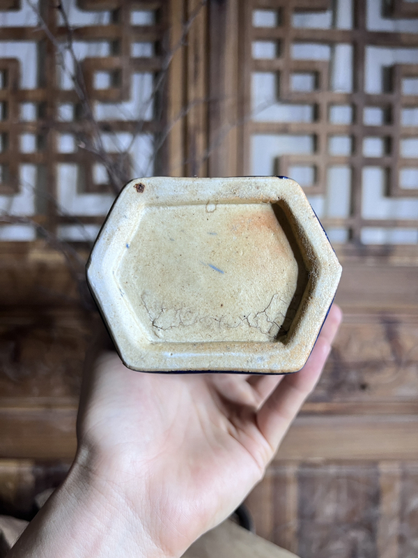 古玩陶瓷【清·乾隆】藍(lán)釉雙耳六方瓶拍賣，當(dāng)前價(jià)格4500元