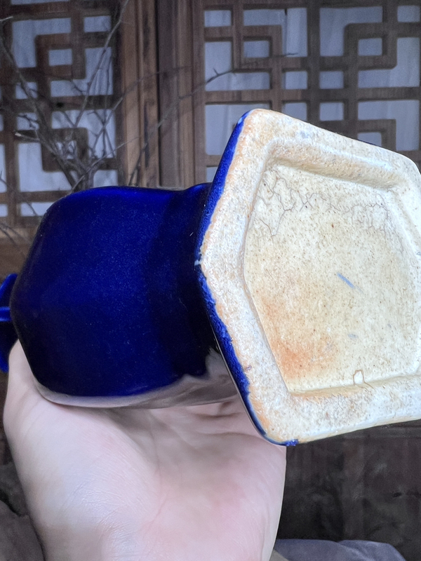 古玩陶瓷【清·乾隆】藍(lán)釉雙耳六方瓶拍賣，當(dāng)前價(jià)格4500元