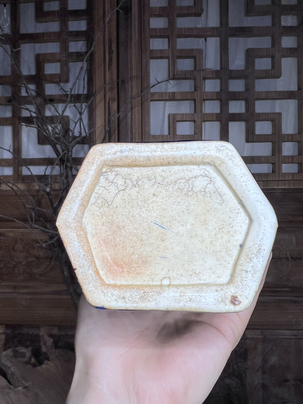 古玩陶瓷【清·乾隆】藍(lán)釉雙耳六方瓶拍賣，當(dāng)前價(jià)格4500元