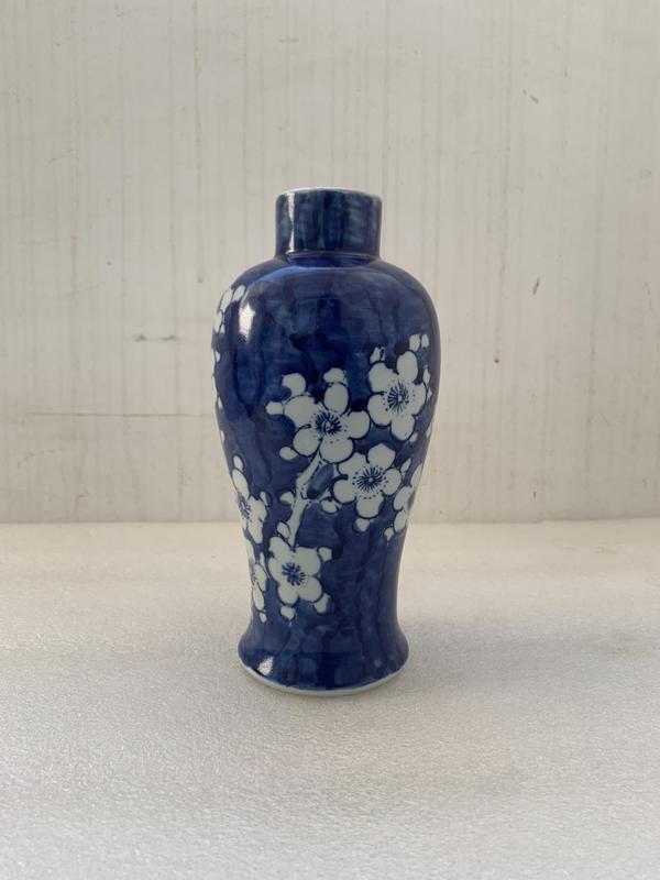 古玩陶瓷青花留白冰梅紋雞腿蓋瓶拍賣,當前價格567元