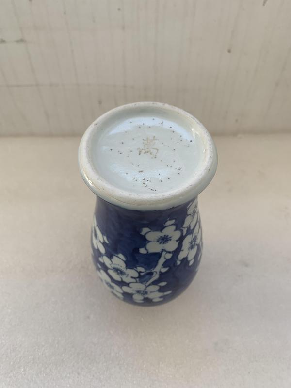 古玩陶瓷青花留白冰梅紋雞腿蓋瓶拍賣,當前價格567元