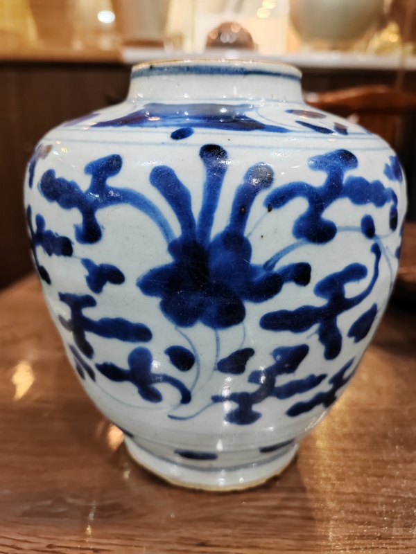 古玩陶瓷明未清初青花纏枝花紋罐拍賣,當(dāng)前價(jià)格1800元