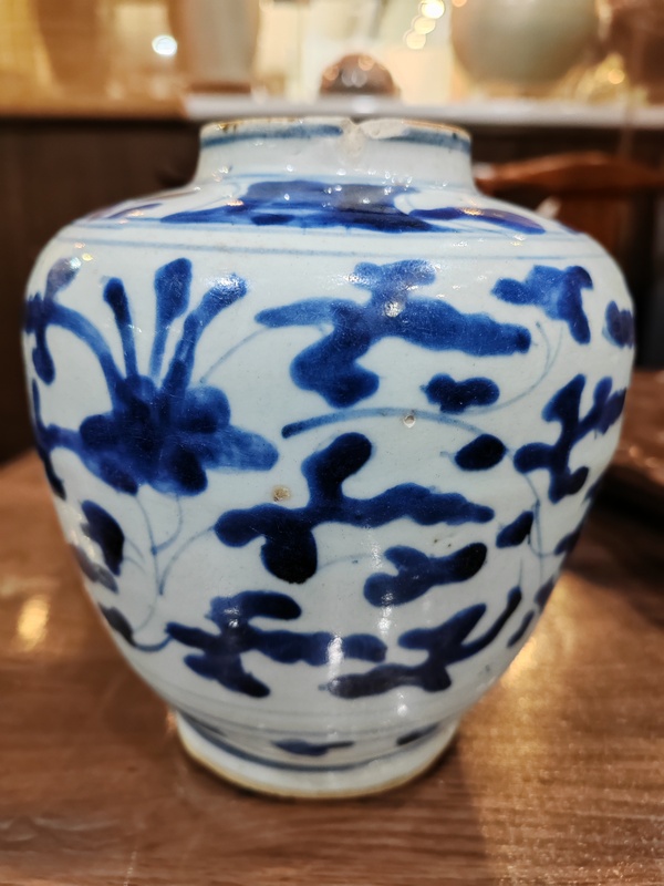 古玩陶瓷明未清初青花纏枝花紋罐拍賣,當(dāng)前價(jià)格1800元